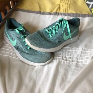 Women’s Nike tennis shoes
